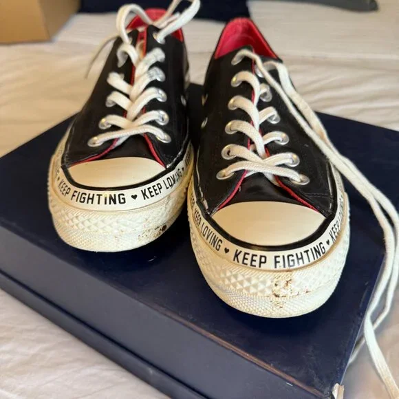 Women's Chuck Taylor Heart Sneakers - Picture 2 of 4